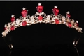 Couronne baroque dorée avec cristaux rouges en poire et strass brillants sur fond noir - Blanc Doré + Rouge