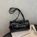 Borsa a cilindro Boston nera lucida in pelle verniciata con dettagli argento - Nero