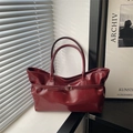 Bolso tote chic en charol sintético rojo oscuro con hebilla decorativa y asas largas - Rojo