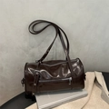 Borsa bowling marrone scuro lucida con dettagli argento e tracolla in stile retrò - Marrone Scuro