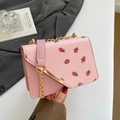 Borsa a tracolla rosa con motivo fragola, catena dorata e patta magnetica - Stampa Fragola / Rosa