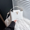 Bolso cuadrado minimalista de cuero blanco con decoración de metal en V dorada - Blanco