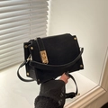 Bolso bandolera negro mate con cierre metálico dorado y remaches de moda chic - Negro