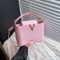 Bolso bandolera rosa con logotipo en V dorado y correa ajustable de cuero sintético - Rosa