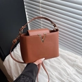 Bolso bandolera de cuero marrón con hebilla en V dorada y un asa elegante - Marrón