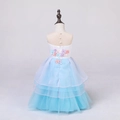 Detailansicht des blauen Tüllrocks und der Blumenapplikationen auf dem Prinzessin-Kleid - 100cm / Blau Einhorn Stil