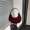 Mini bolso media luna burdeos de ante con asa de cuero y herrajes dorados - Rojo