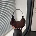 Bolso hobo de ante marrón oscuro con asas de cuero y cremallera metálica dorada - Marrón