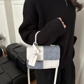 Crossbodytas van wit leer en blauwe denim patchwork met handvat en schouderriem - Wit