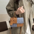 Bruin lederen en grijze vilten crossbodytas met fashion-tag en handvat aan de bovenkant - Bruin
