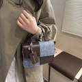 Retro handtas in bruin leer en grijze tweed met een modieus decoratief label - Bruin