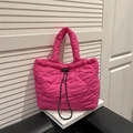Bolso tote acolchado rosa brillante con bordado de corazones y cierre de cordón - rosa intenso