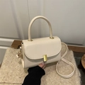 Sac à main minimaliste en cuir beige avec boucle dorée et poignée en décor de style de vie - Blanc
