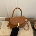 Sac bandoulière vintage marron avec poignée et fermoir doré sur tissu moelleux - Marron
