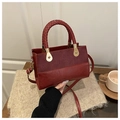 Sac à main rétro bordeaux avec texture bi-matière et accents métalliques dorés - Rouge