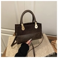Sac bandoulière en cuir marron foncé avec poignée tressée et détails dorés - Marron