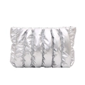 Silberne gesteppte Cloud-Tasche mit Metallic-Finish und gepolstertem Faltendesign für Damen - Silber