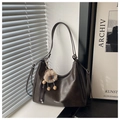Borsa hobo marrone scuro in similpelle con ciondolo a forma di orsetto e scritte dorate - Con Ciondolo / Marrone