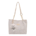 Sac fourre-tout blanc crème avec texture florale 3D et joli pendentif nuage peluche - Sac Cabas (23-6800) / Blanc Avec Pendentif
