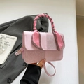 Roze minimalistische crossbodytas met zijden sjaal handvat en contrast paneel - Roze