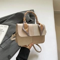 Beige patchwork crossbodytas met stro-textuur en handvat omwikkeld met zijden sjaal - Khaki