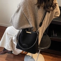 Klassische schwarze Wildleder Eimertasche für Damen mit goldenen Metallbeschlägen - Schwarz
