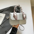 Zilveren leren crossbodytas met geweven textuur en zijden sjaal om het handvat - Zilver
