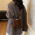 Dunkelbraune matte Wildleder Eimertasche mit Metallsteg und schmalem Schultergurt - Kaffeebraun