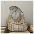Borsa tote trapuntata albicocca con texture a sbuffo e ampia tracolla morbida - Cachi