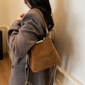 Braune Wildleder-Beuteltasche mit gewebtem Gurt, perfekt kombiniert mit einem Wollmantel - Braun