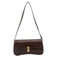 Dunkelbraune Lackleder-Schultertasche mit goldener Schnalle auf weißem Hintergrund - Braun