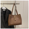 Detail einer braunen Vintage-Ledertasche mit goldener Schnalle am Metallständer - Braun