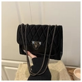 Zwarte fluwelen crossbodytas met ruitpatroon en stijlvolle zilveren ketting - Zwart