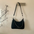 Detalle del bolso medialuna de ante negro con cadena de plata y correa ajustable - Grande / Negro