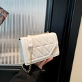 Borsa a tracolla trapuntata bianco perla con catena dorata e finiture in metallo - Bianco