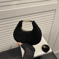 Mini borsa hobo in pelle scamosciata nera con dettagli dorati e tracolla sottile - Nero