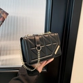 Borsa a tracolla trapuntata nera con catena dorata ed elegante dettaglio in metallo - Nero