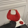 Mini borsa hobo vintage in pelle scamosciata rossa con finiture dorate e tracolla - Rosso