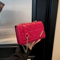 Elegante borsa trapuntata rosso vivace con catena dorata e rifinitura metallica a forma di L - Rosso