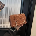 Borsa a tracolla trapuntata marrone con catena dorata e motivo geometrico - Marrone