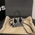 Mini bolso bandolera trenzado con patrón de espiga gris-blanco y asas de cuero negro - Negro