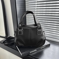 Borsa a mano minimalista nera opaca con trama a litchi e dettagli in metallo argento - Nero