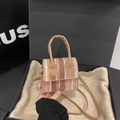 Mini bolso bandolera trenzado en marrón y blanco con elegantes detalles de cuero - Caqui