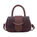 Dunkelbraune Handtasche aus Kunstleder mit gewebter Klappe und goldenen Details - 23*13*7 / Braun