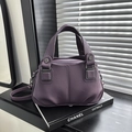 Elegante borsa a mano viola in ecopelle con tracolla regolabile e dettagli in metallo argento - Viola