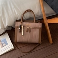 Détail du sac bandoulière rétro marron avec tissu à chevrons et breloque en perles - Avec Pendentif / Marron
