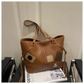 Dettaglio borsa tote in pelle sintetica caramello con toppe fashion e logo a forma di cuore - Marrone