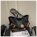 Dettaglio borsa tote nera con toppe vintage e doppi spallacci lunghi sulla sedia - Nero