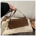 Braune Schultertasche mit Leopardenmuster, Schleife und silbernen Nieten aus Wildlederoptik - Braun
