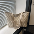 Sac fourre-tout chic en cuir PU beige avec motifs monogrammes M et logo en relief - Sans Pendentif / Blanc